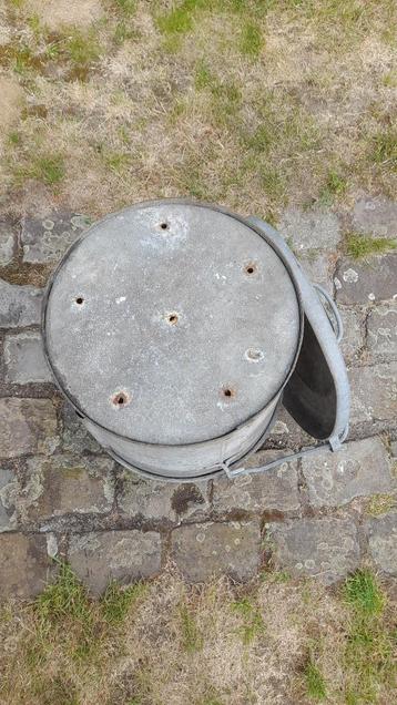 Zinken vuilnisbak.  beschikbaar voor biedingen