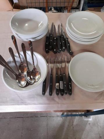 Bordjes en bestek beschikbaar voor biedingen