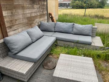 Moderne loungeset in gevlochten rotan – inclusief kussens beschikbaar voor biedingen