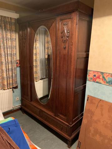 Driedelige antieke kamer beschikbaar voor biedingen