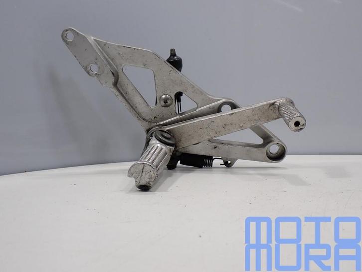 Voetsteun rechts voor de Suzuki GSX-R 750 W 1992 - 1995 rech, Motoren, Onderdelen | Suzuki, Gebruikt, Ophalen of Verzenden