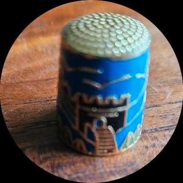 Cloisonee geëmailleerde vingerhoed. Blauw met burcht, Enlèvement ou Envoi, Comme neuf