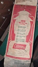 Coleman A200 rode brandstoflamp met enkele mantel, Verzamelen, Boekenleggers