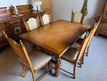 Vintage Antieke eettafel en stoelen beschikbaar voor biedingen