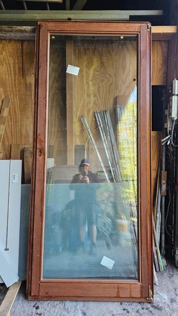 Nieuwe ramen (2) in meranti hout met dubbel glas beschikbaar voor biedingen