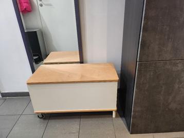 Coffre de rangement en bois Ikea  disponible aux enchères