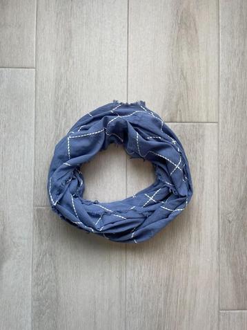 Blauw colsjaaltje met wit ruitenmotief beschikbaar voor biedingen