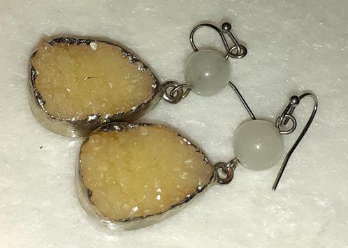 oorbellen hangers vintage kwarts met beige druzy '90, Handtassen en Accessoires, Oorbellen, Hangers, Beige, Verzenden