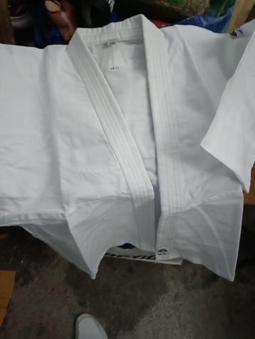 Kimono 2 pieces veste et pentalon beschikbaar voor biedingen