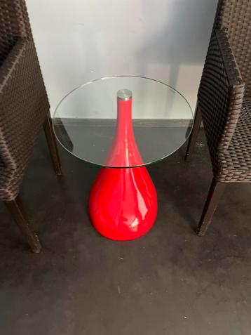 Glazen tafeltje met rood onderstel nu € 59,- beschikbaar voor biedingen