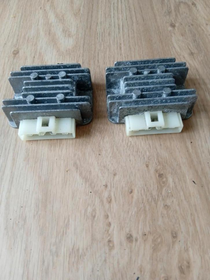 Spanningsregelaar sym fiddle, Fietsen en Brommers, Brommeronderdelen | Algemeen, Zo goed als nieuw, Carburateur, Ophalen of Verzenden