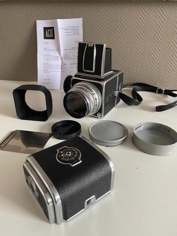 Hasselblad 500C avec 2 dos disponible aux enchères