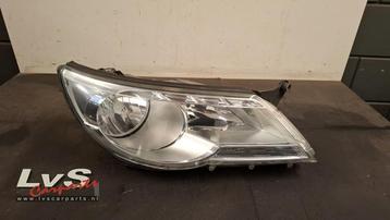 Koplamp rechts van een Volkswagen Tiguan beschikbaar voor biedingen