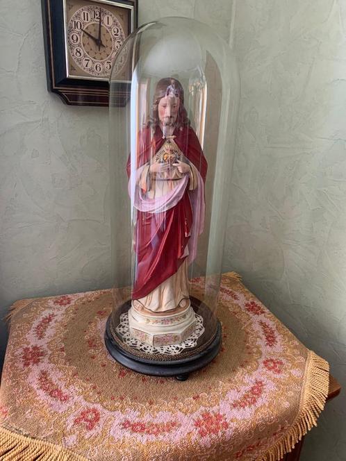 Religieus Jezus beeld met Glazen Stolp, Antiek en Kunst, Kunst | Beelden en Houtsnijwerken, Ophalen