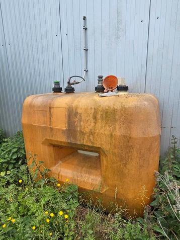 Bovengrondse mazouttank PVC 1000liter gratis  beschikbaar voor biedingen