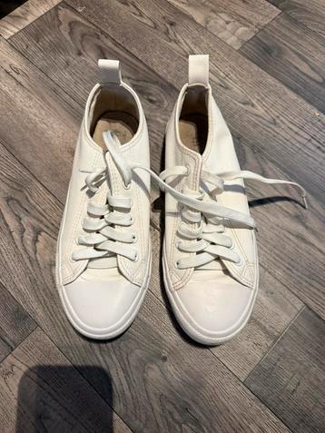 White sneakers beschikbaar voor biedingen