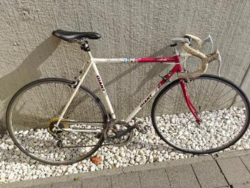 Roze-witte Giant “Speeder” koersfiets beschikbaar voor biedingen
