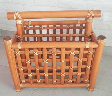 vintage bamboe tijdschriften-rek beschikbaar voor biedingen