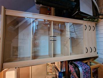 Kast met glazen deur en 3 lades beschikbaar voor biedingen