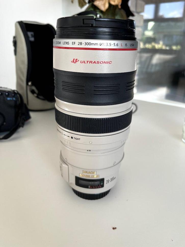 Canon zoomlens EF 28-300mm 1:3.5-5.6 L IS USM, Audio, Tv en Foto, Foto | Lenzen en Objectieven, Gebruikt, Telelens, Zoom, Ophalen