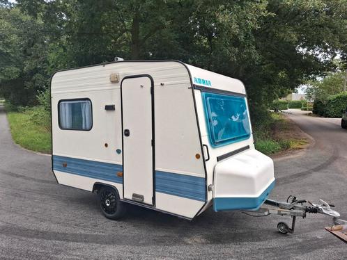 Prachtige adria caravan mtm 750kg, Caravans en Kamperen, Caravans, Particulier, Treinzit, Adria, Koelkast, Luifel, Openslaande ramen