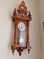 Ancienne horloge à balancier en bois décor "cheval cabré ", Enlèvement