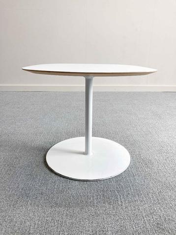 Bijzettafel beschikbaar voor biedingen