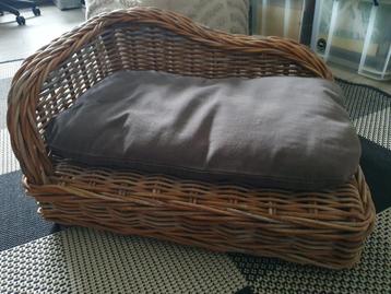 rieten honden (of katten)mand met kussen beschikbaar voor biedingen