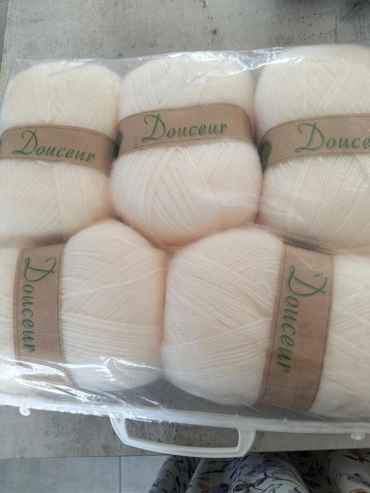 Doucherwollen bal (5 lichtgele ballen)., Hobby en Vrije tijd, Breien en Haken, Ophalen of Verzenden