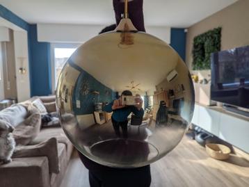 Suspension sphérique en verre doré dégradé beschikbaar voor biedingen