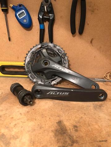 Shimano Altus crankstel en derailleur 