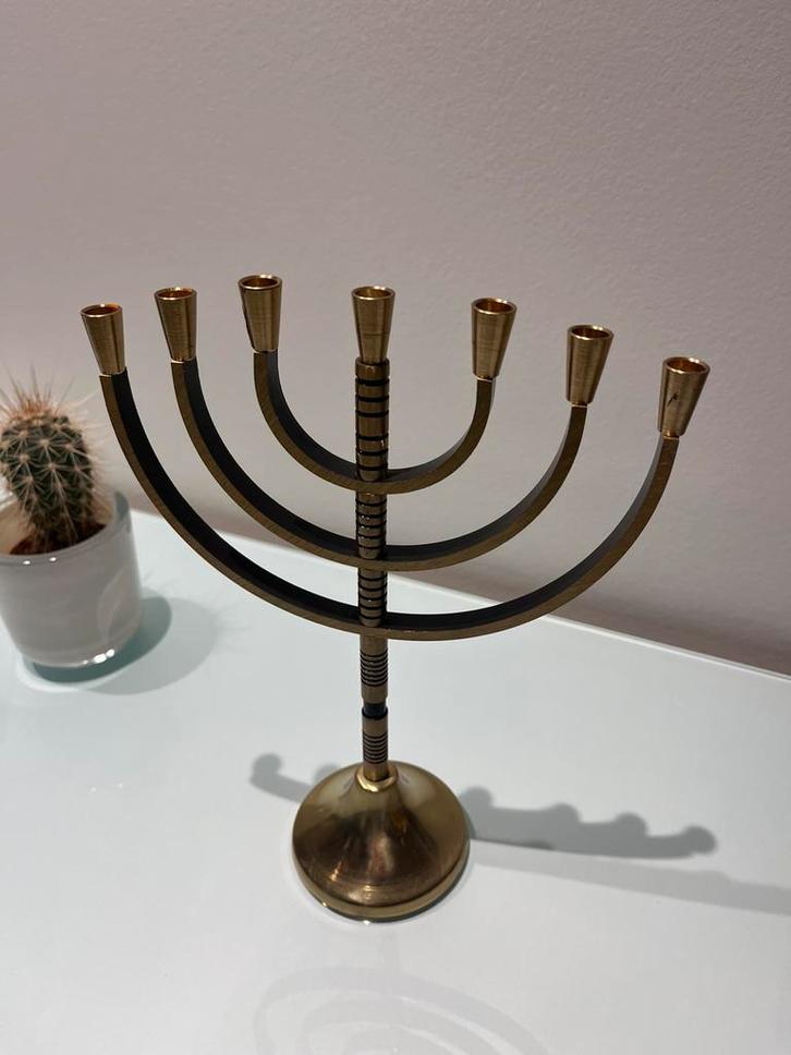 Design Chanoekia (menora) van messing – 9-armig, Antiek en Kunst, Antiek | Religieuze voorwerpen, Ophalen