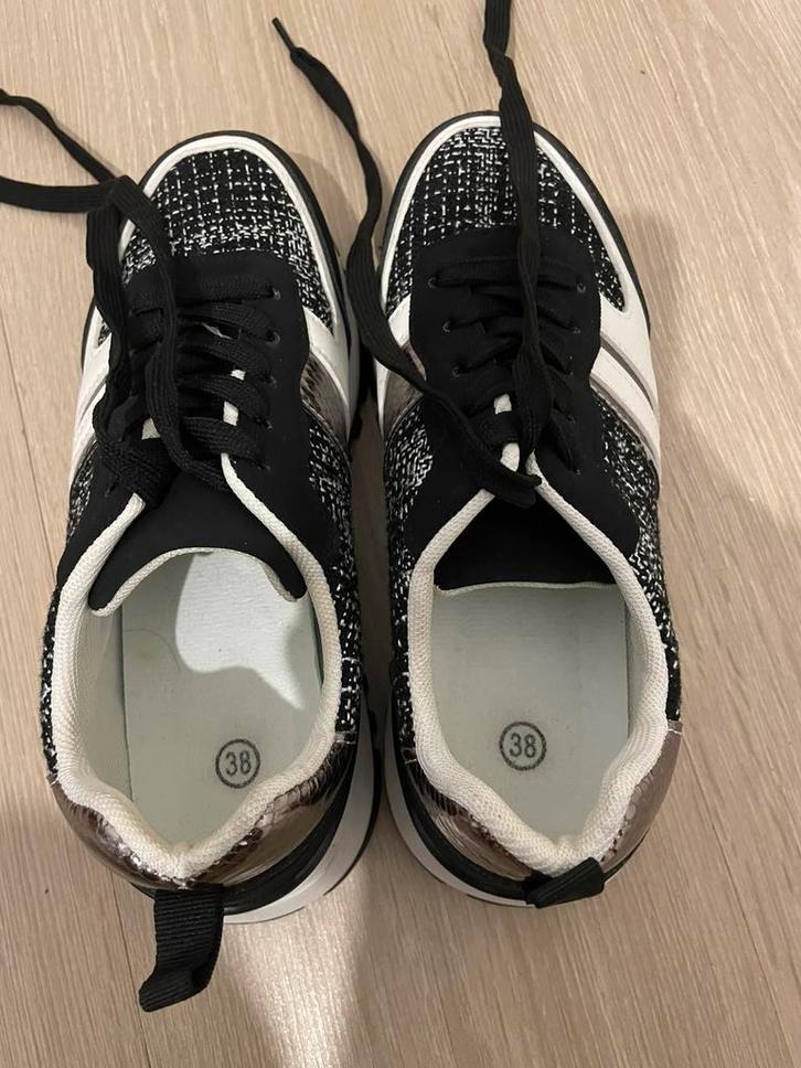 Zwart-witte sneakers, Kleding | Dames, Schoenen, Zo goed als nieuw, Wandelschoenen, Wit, Ophalen of Verzenden