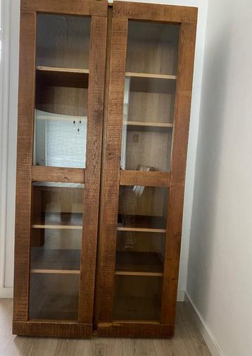 Mooie eiken vitrine kast beschikbaar voor biedingen