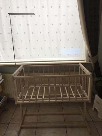EEN HOUTEN WIEG DIE JE KAN SCHOMMELEN, Kinderen en Baby's, Babywiegjes en Ledikanten, Ophalen, Gebruikt, Wieg