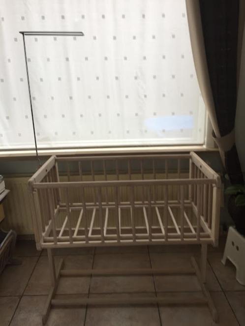 EEN HOUTEN WIEG DIE JE KAN SCHOMMELEN, Kinderen en Baby's, Babywiegjes en Ledikanten, Gebruikt, Wieg, Ophalen