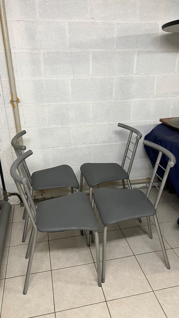 4 chaises de cuisine en métal et une table avec arrondi, Maison & Meubles, Chaises, Utilisé, Quatre, Synthétique, Métal, Gris