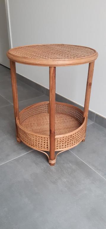 Trendy Rotan bijzettafel beschikbaar voor biedingen