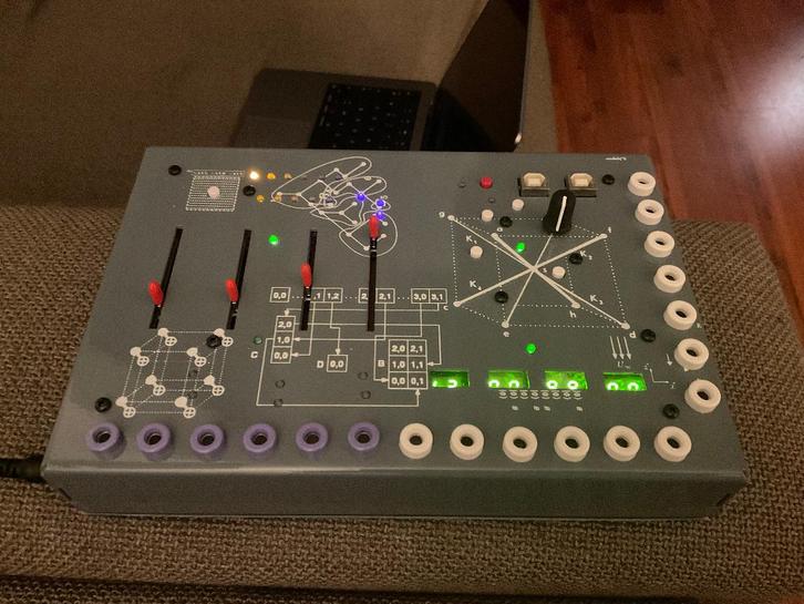 Destiny+ Model Q2, Musique & Instruments, Synthétiseurs, Comme neuf, Enlèvement ou Envoi