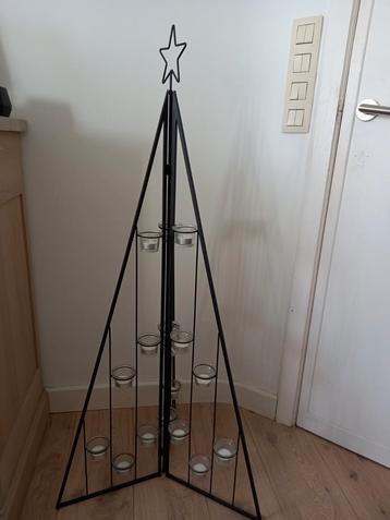 Kerstboom in metaal beschikbaar voor biedingen