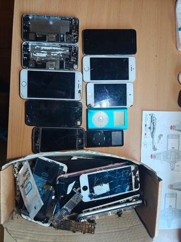Lot oude (defecte) iPhones/ipods en onderdelen beschikbaar voor biedingen