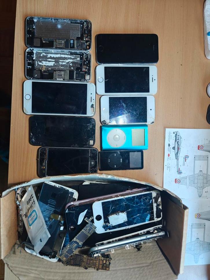 Lot oude (defecte) iPhones/ipods en onderdelen, Telecommunicatie, Mobiele telefoons | Toebehoren en Onderdelen, Niet werkend, Apple iPhone