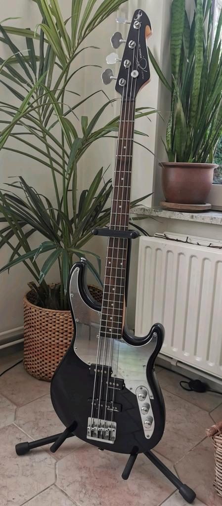 Basgitaar Peavey Zodiac DE Scorpio  incl staander, Muziek en Instrumenten, Snaarinstrumenten | Gitaren | Bas, Gebruikt, Ophalen