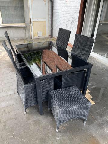 Zwarte tuinset beschikbaar voor biedingen