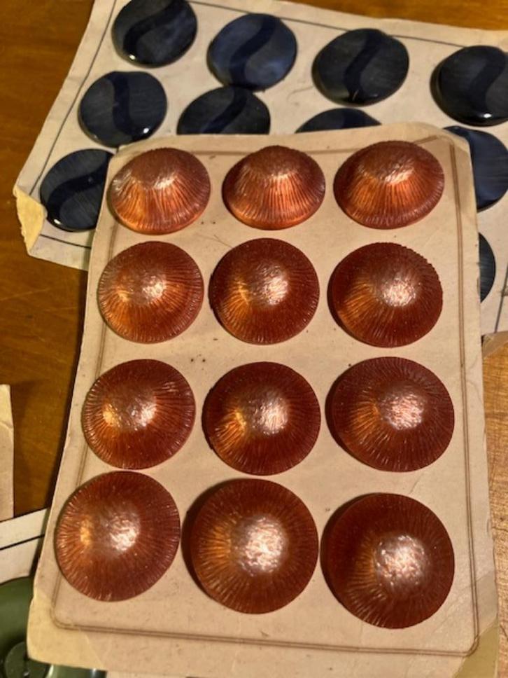 12 VINTAGE KNOPEN OP KAART. NIEUW., Hobby en Vrije tijd, Naaien en Fournituren, Nieuw, Knoop of Knopen, Ophalen of Verzenden