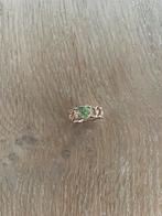 Goudkleurige ring met hartje en groene diamantjes, Bijoux, Sacs & Beauté, Bagues, Synthétique, Femme, 17 à 18, Enlèvement ou Envoi