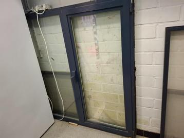 Raam met dubbel glas in aluminium raamkozijn beschikbaar voor biedingen