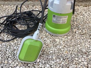 Een dompelpomp voor vervuild water., Enlèvement ou Envoi