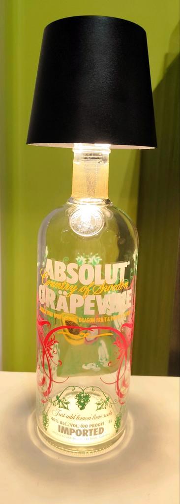 Lamp in fles absolut vodka, Huis en Inrichting, Lampen | Tafellampen, Glas, Ophalen