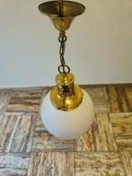 Vintage messing hanglamp met opaline bal, Antiek en Kunst, Ophalen of Verzenden
